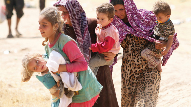 נשים יזידיות נמלטות משבי דאעש, ארכיון (צילום: רויטרס)