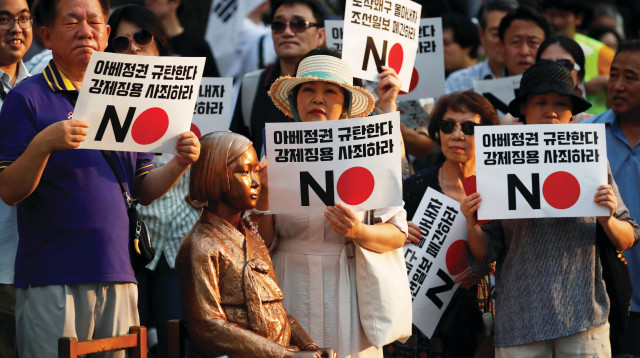 הפגנה מול שגרירות יפן בסיאול (צילום: רויטרס)