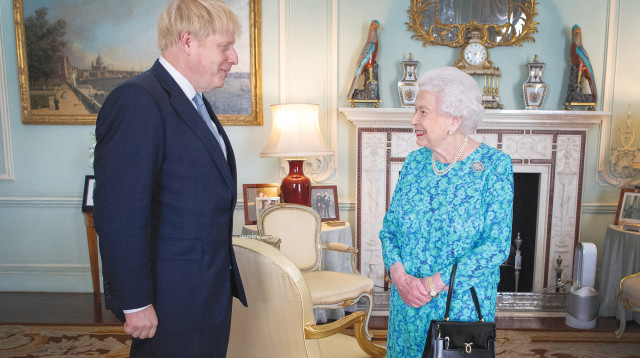 בוריס ג'ונסון והמלכה אליזבת (צילום: רויטרס)