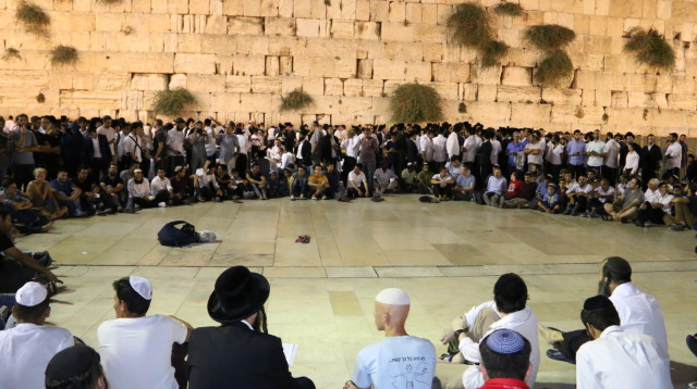 הכותל המערבי בתשעה באב (צילום: הקרן למורשת הכותל)