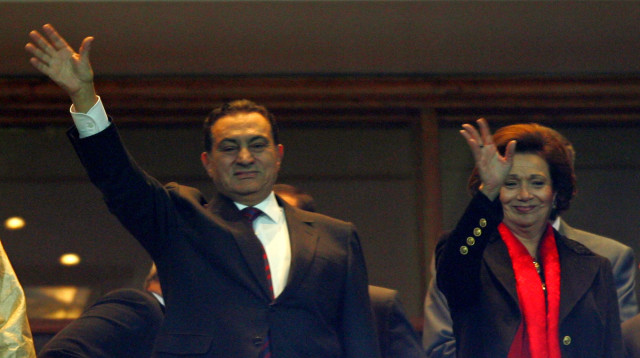 חוסני וסוזאן מובארכ (צילום: REUTERS/Goran Tomasevic)