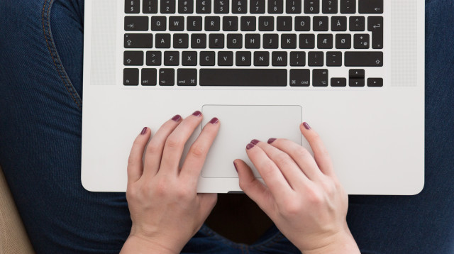 אישה מקלידה במחשב, אילוסטרציה (צילום: אינג אימג')