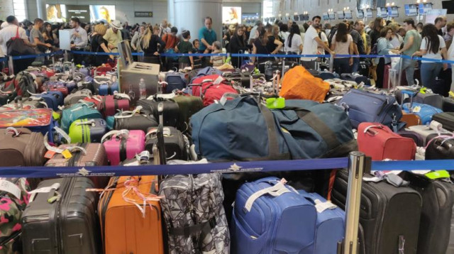 מזוודות "תקועות" בנתב"ג (צילום: אבשלום ששוני)