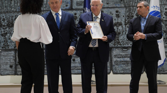 נדב ארגמן, ראובן ריבלין, בנימין נתניהו והמצטיינת ע' (צילום: עמוס בן גרשום, לע"מ)