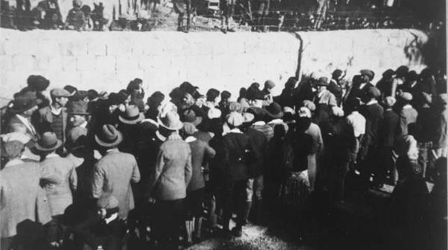 הלוויית חללי מאורעות תרפ"ט (צילום: ויקיפדיה)