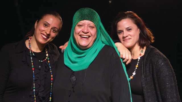 עליא חטאב ובנותיה סהראב ובדריה (צילום: נועה בן שלום)