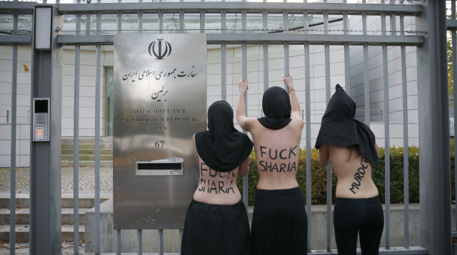 מחאה נגד הפגיעה בזכויותיהן של הנשים מול שגרירות איראן בברלין (צילום: רויטרס)