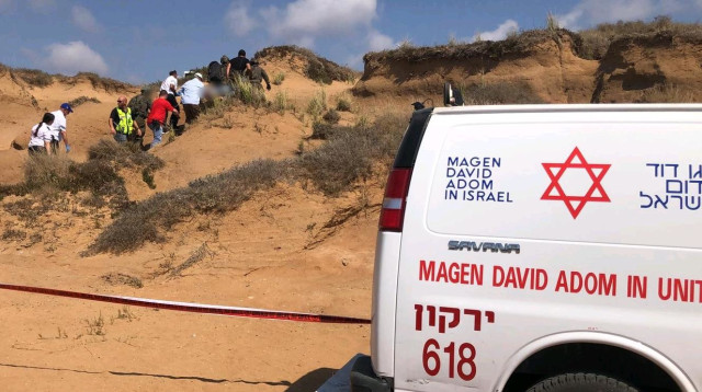 זירת התאונה סמוך לארסוף (צילום: דוברות מד"א)