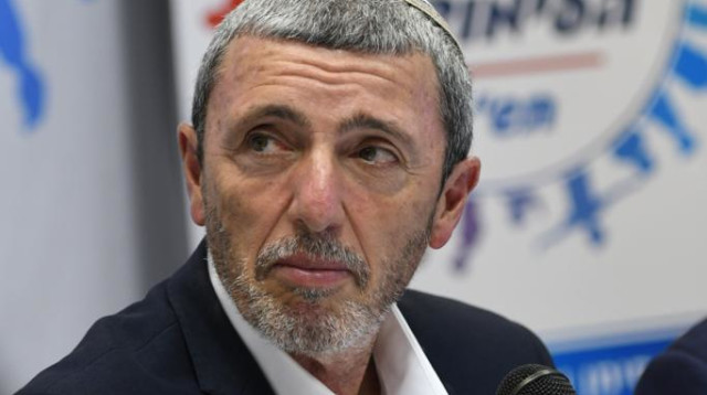 רפי פרץ בחדר המצב של משרד החינוך (צילום: אבשלום ששוני)