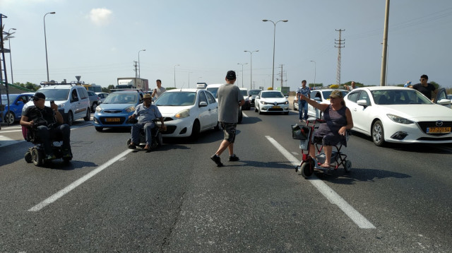 מחאת נכים בכביש החוף (צילום: הנכים הופכים לפנתרים)