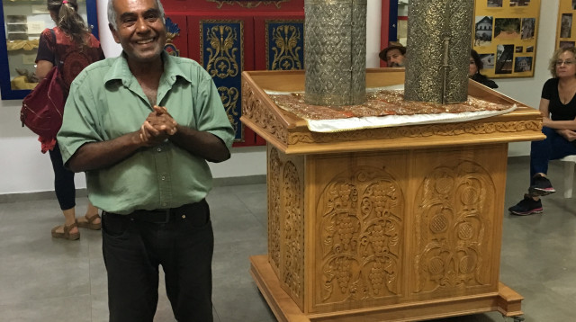 נחמיה שעלה מקוצ'ין בבית הכנסת בגבעת כח  (צילום: מירב לזר)