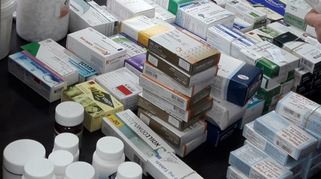 תרופות שמכרו הרופא ובנו (צילום: רשות המיסים)