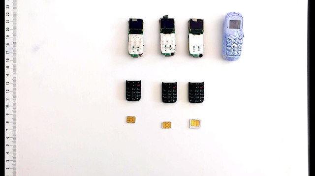 הטלפונים המוסלקים (צילום: דוברות שב"ס)