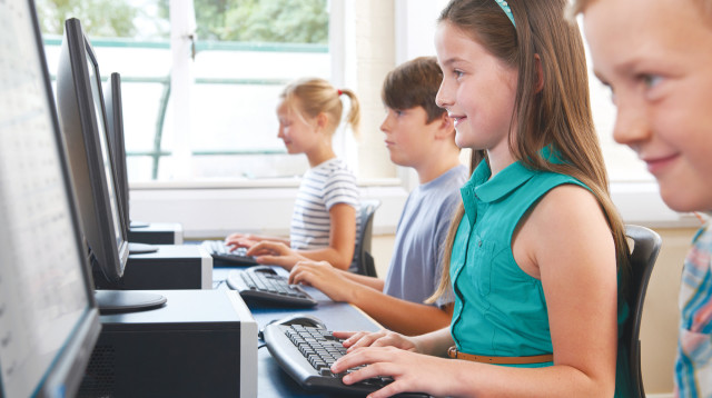 ילדים יושבים מול מחשב, אילוסטרציה (למצולמים אין קשר לנאמר בכתבה) (צילום: אינג אימג')