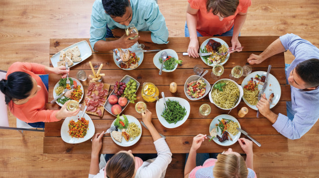 ארוחה משפחתית (צילום: אינגאימג')