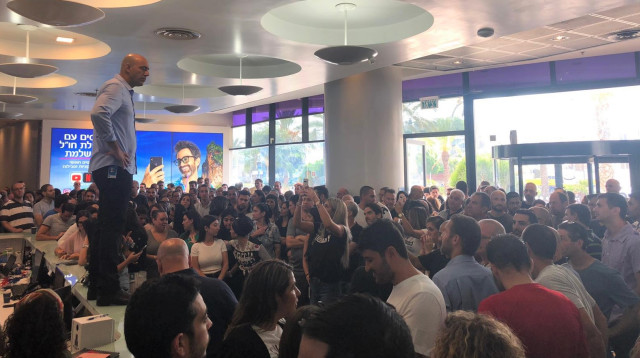 אסיפת עובדי פלאפון (צילום: דוברות ההסתדרות)