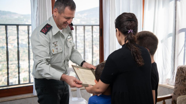 הרמטכ"ל אביב כוכבי מעניק את הצל"ש למשפחתו של סא"ל מ' (צילום: דובר צה"ל)