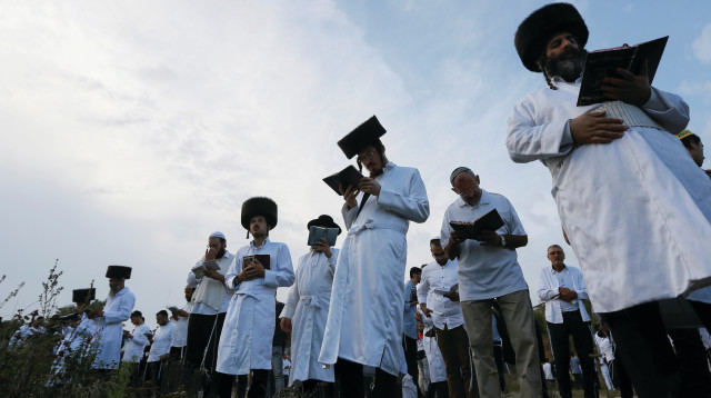 המונים פוקדים את קברו של רבי נחמן  (צילום: רויטרס)