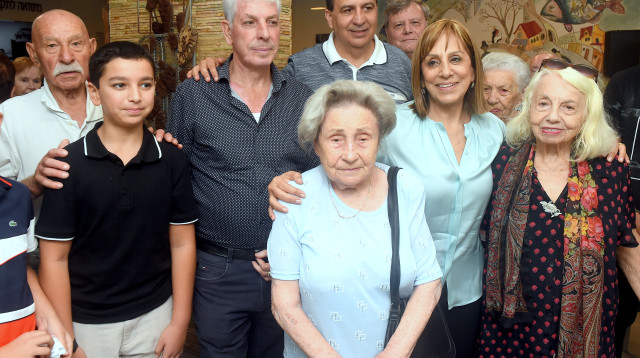 ירדנה עובדיה בביקור בעמותת "יד עזר לחבר" בחיפה (צילום: אוקסנה שלומוב)