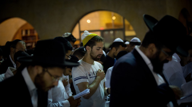 תפילה בבית כנסת  (צילום: יונתן זינדל, פלאש 90)