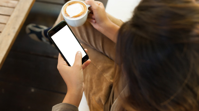 אישה מחזיקה בטלפון נייד, אילוסטרציה (למצולמת אין קשר לנאמר בכתבה) (צילום: אינג אימג')