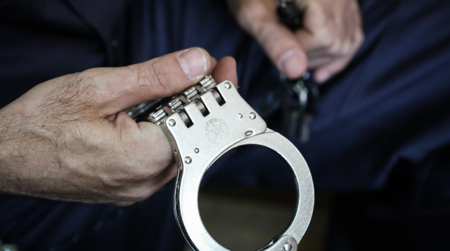 אזיקים, משטרה (צילום:  פלאש 90,יוסי זמיר)