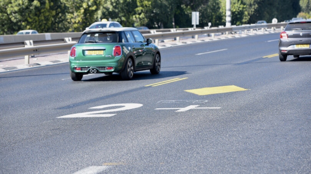 נתיב + בכביש החוף (צילום: אבשלום ששוני)
