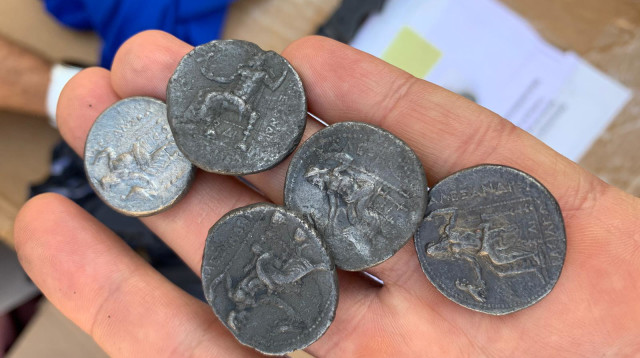 המטבעות העתיקים שנתפסו בכרם שלום (צילום: דוברות משרד הביטחון)