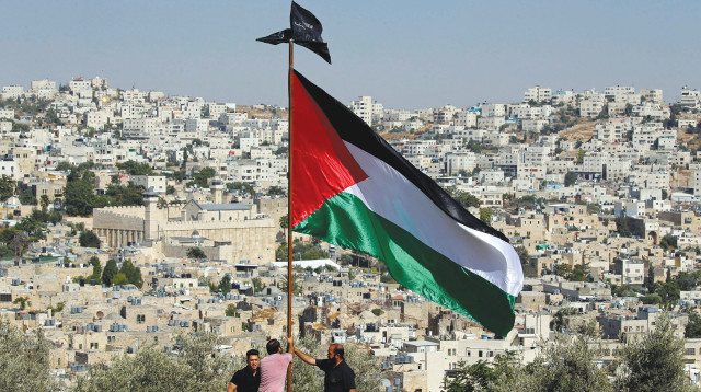 דגל פלסטין מעל חברון (צילום: רויטרס)