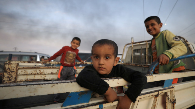 כורדים בורחים מהקרבות (צילום: רויטרס)