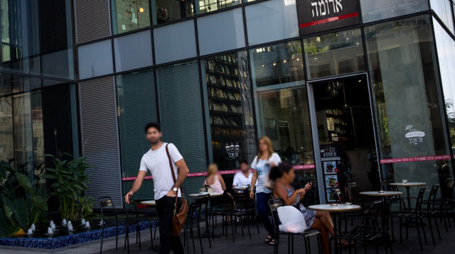 סניף של ארומה תל אביב, אילוסטרציה (למקום ולמצולמים אין קשר לנאמר בכתבה) (צילום: מרים אלסטר, פלאש 90)