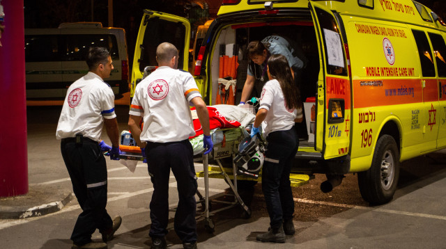 אמבולנס טיפול נמרץ (צילום: מאיר וקנין פלאש 90)