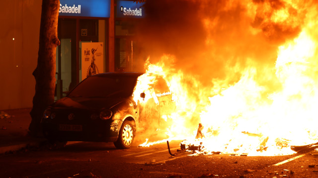 רכב שהועלה באש בהפגנות בקטלוניה (צילום: REUTERS/Jon Nazca)