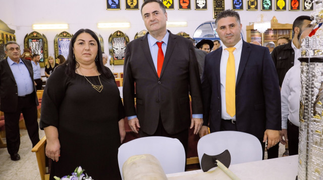 הכנסת ספרי התורה (צילום: יובל אסף)