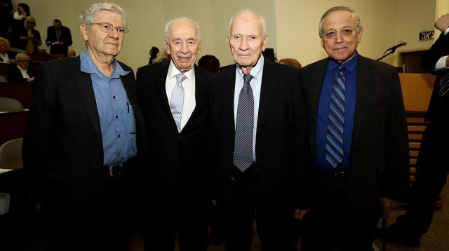  פרופסור אוריאל רייכמן, מאיר שמגר, שמעון פרס ז"ל, אהרן ברק בהשקת ספרו של שמגר ב-2015 (צילום: עדי כהן צדק)