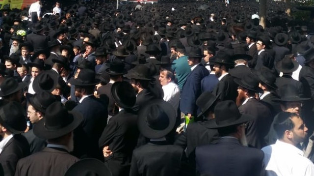 הלוויית הרב קרליץ (צילום: רשת רוטרניק)