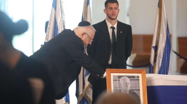 ריבלין ליד ארונו של שמגר (צילום: מרק ישראל סלם)