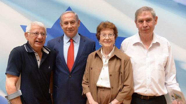 מרסל ניניו ורוברט דסה עם ראש הממשלה בנימין נתניהו וראש המוסד תמיר פרדו (צילום: עמוס בן גרשום, לע"מ)