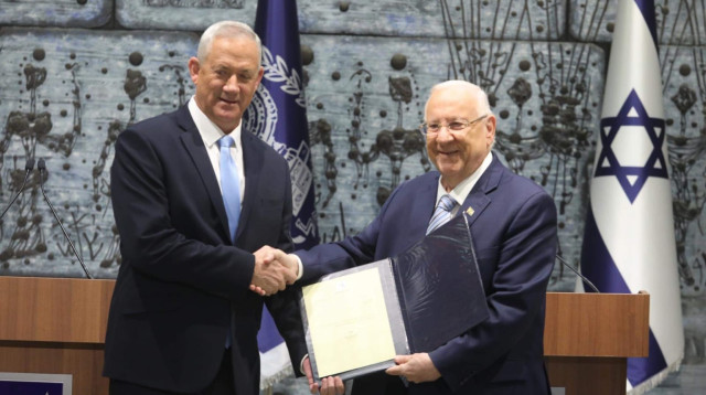 ראובן ריבלין, בני גנץ במעמד הענקת המנדט (צילום: מרק ישראל סלם)