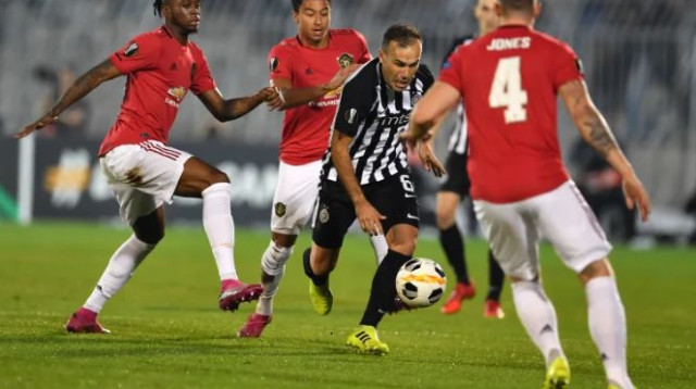 ביבראס נאתכו מוקף בשחקני מנצ'סטר יונייטד (צילום: ANDREJ ISAKOVIC / AFP)