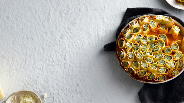 רוטולו תרד וגבינות ברוטב רוזֶה (צילום: רונן מנגן)