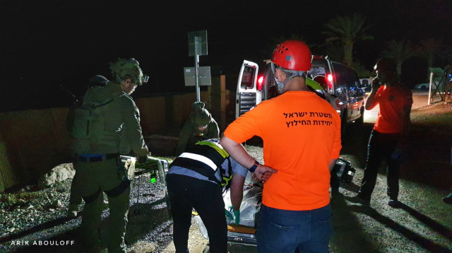 חילוץ המטיילים במדבר יהודה (צילום: דוברות המשטרה)