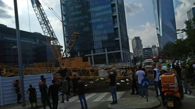 מנוף קרס ברחוב הסוללים בתל אביב (צילום: TPS)