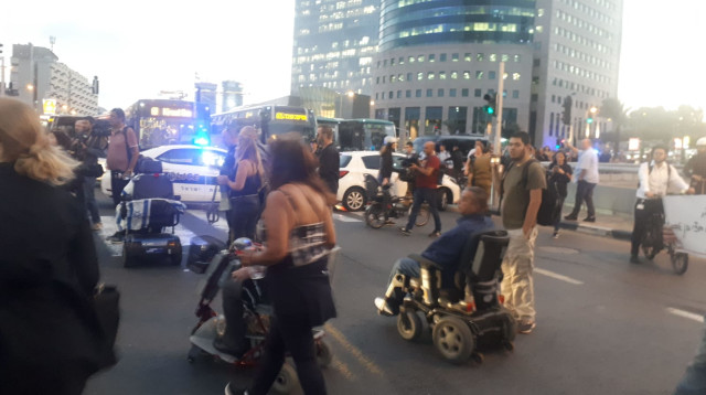 הפגנת נכים בעזריאלי (צילום: יובל בגנו)