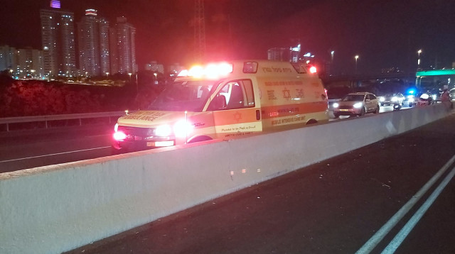 תאונה בכביש החוף (צילום: דוברות מד"א)