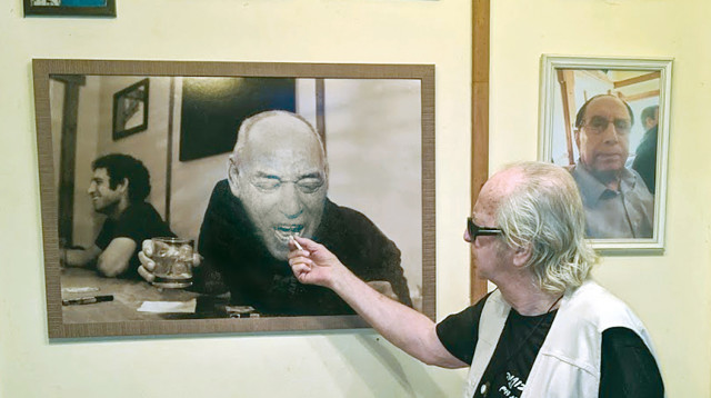 נתן זהבי ליד קיר המוות (צילום: מקסי)