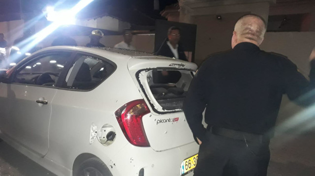 רכב שנפגע מרסיסי רקטה בשדרות (צילום: דוברות המשטרה)