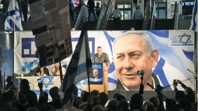 הפגנת תמיכה בנתניהו בכיכר גורן (צילום: אבשלום ששוני)