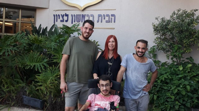 אבינעם בוכריס וחבריו (צילום: אירית כליף)