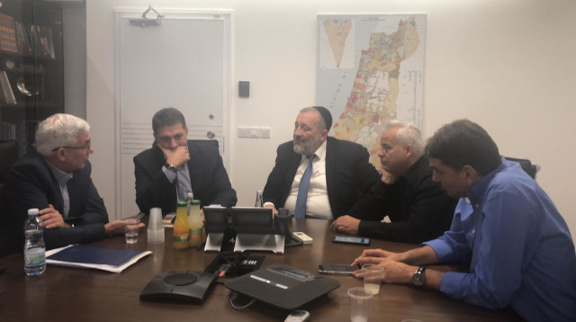 אריה דרעי ונציגי השלטון המקומי (צילום: דוברות משרד הפנים)